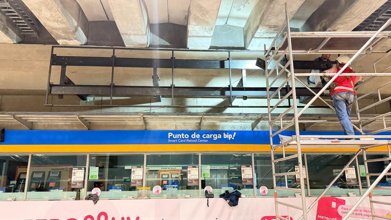 Almacén con paneles LED listos para instalación — LedService Chile