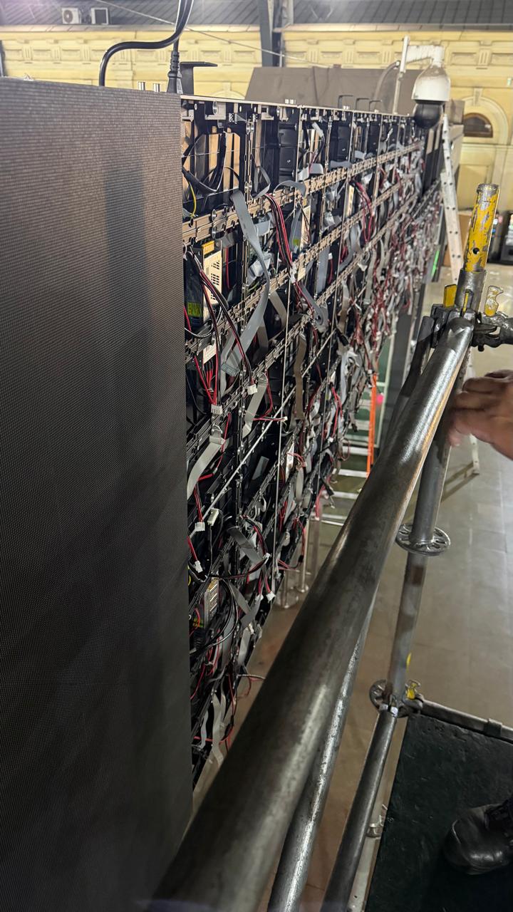 Equipo LedService junto a pantalla LED en Estación Central EFE Trenes de Chile