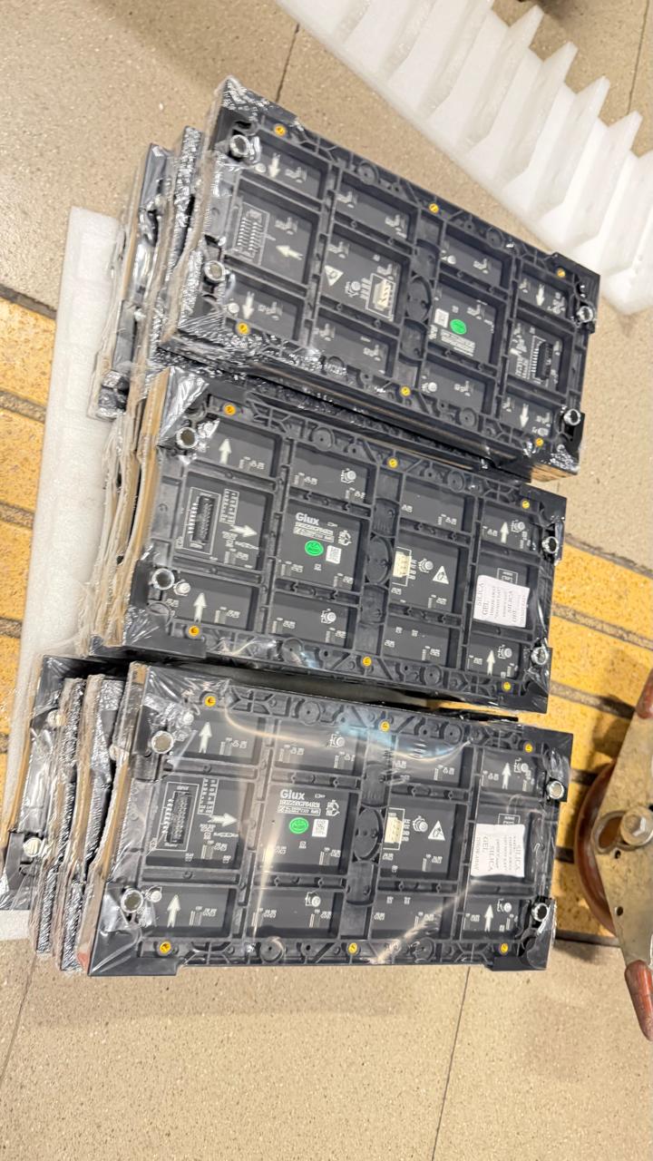 Equipo LedService realizando instalación de pantallas LED en obra