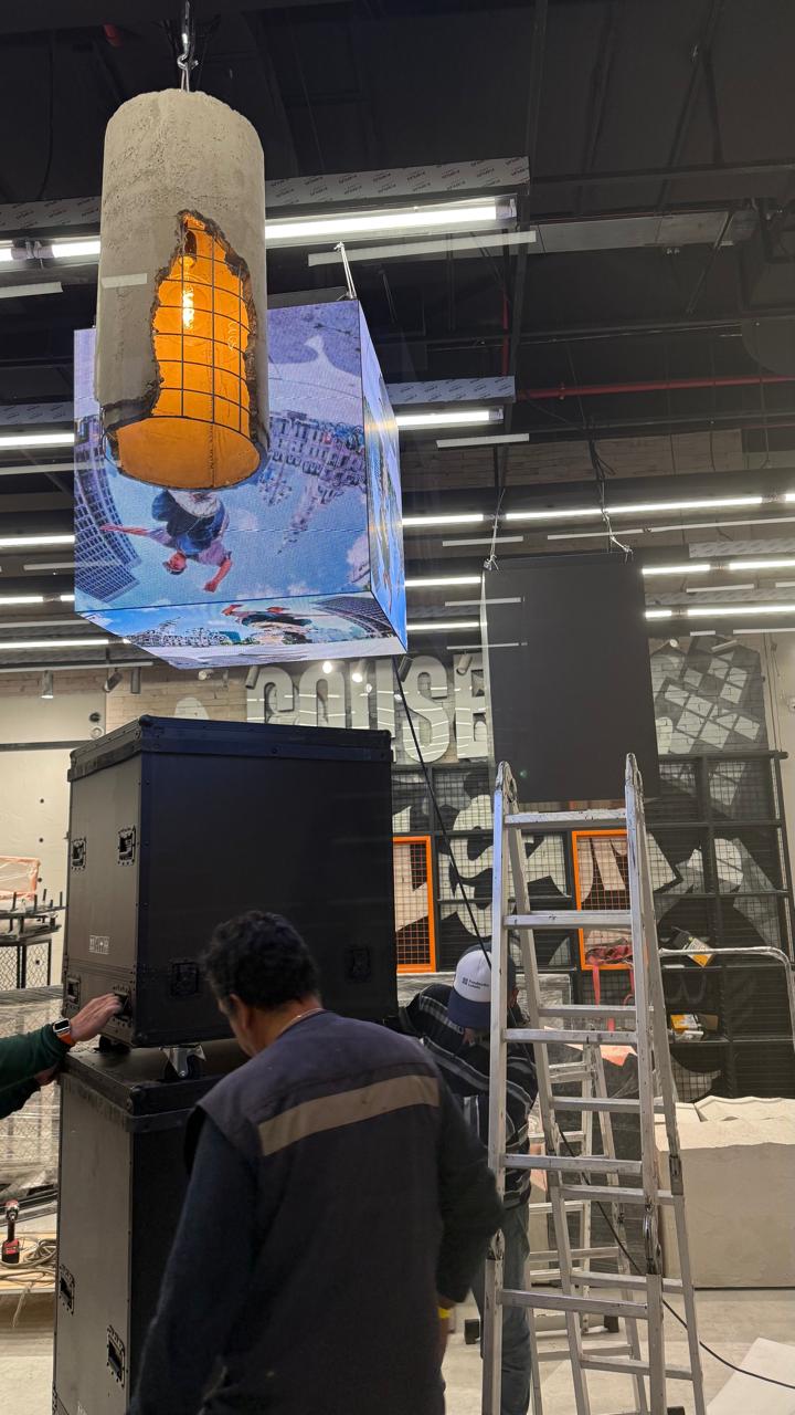 Cubo LED PixelRobot instalado en espacio interior — LedService Chile
