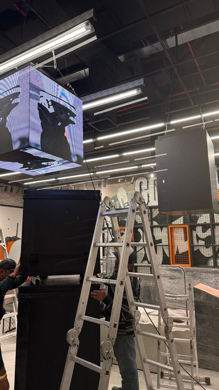Proceso instalación cubo LED PixelRobot — LedService