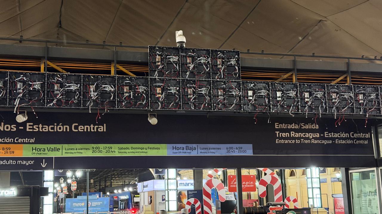 Instalación pantalla LED Estación Central EFE Trenes de Chile — LedService