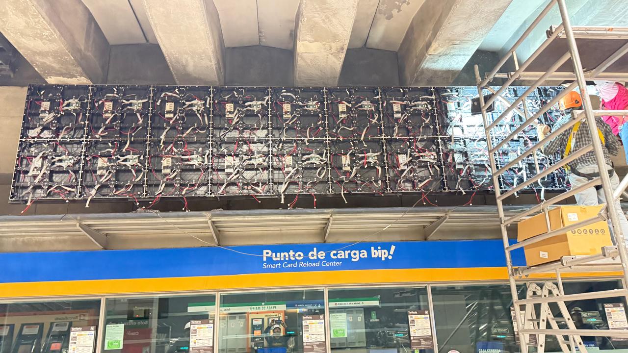 Pantalla LED Metro Punto de Carga Bip! instalada por LedService